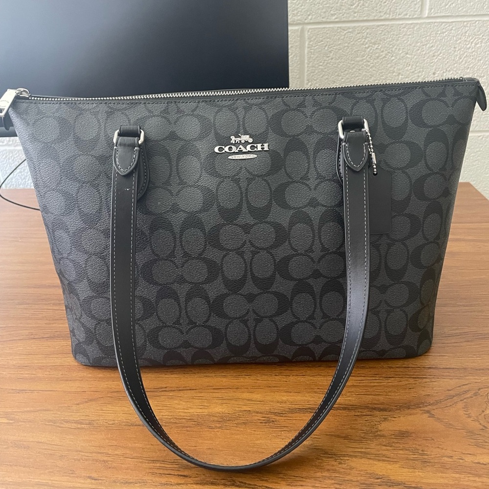 Gallery Tote Bag In Signature Canvas